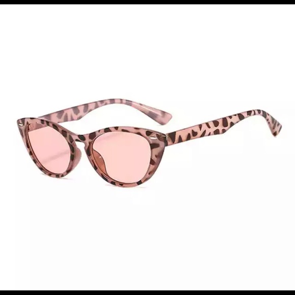Accessories - Trendy vintage cat eye sunnies